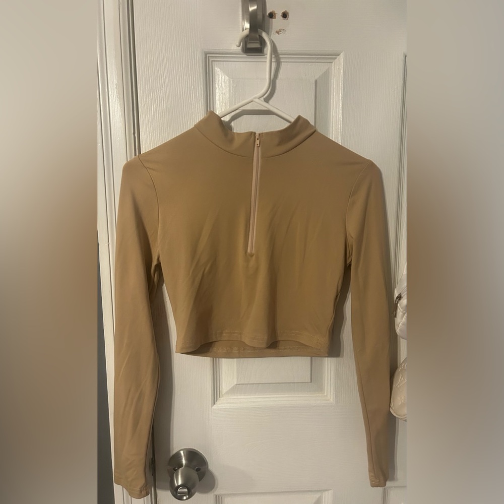 I’m selling this cute/comfy long sleeve tan cropped top